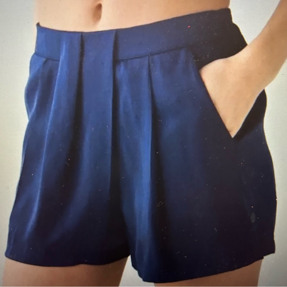Lululemon & go Keepsake Short Navy 100% Tencel Size 4 Pleated Front/Zip Pockets